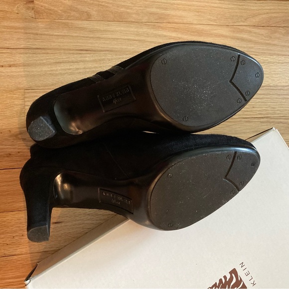 EUC Anne Klein black suede ankle boots size 9. Side zipper. - Picture 13 of 15